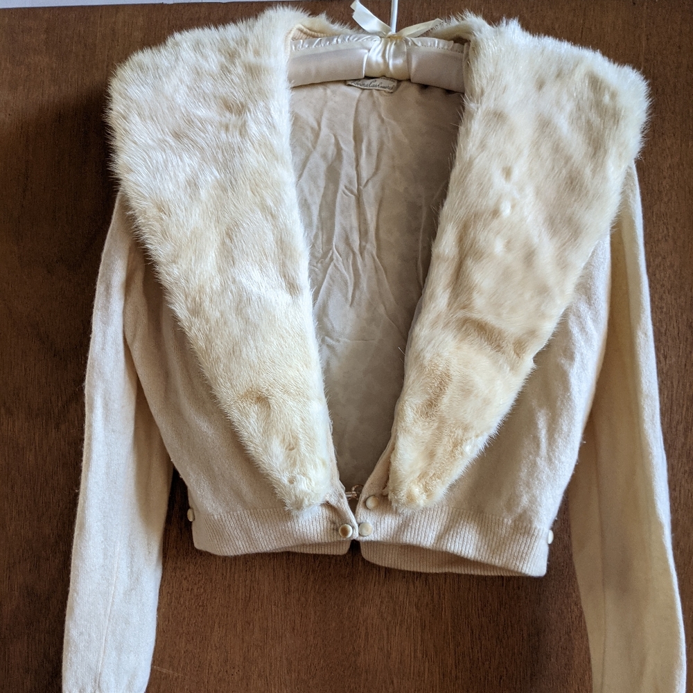 Vintage cashmere sweater with fur collar